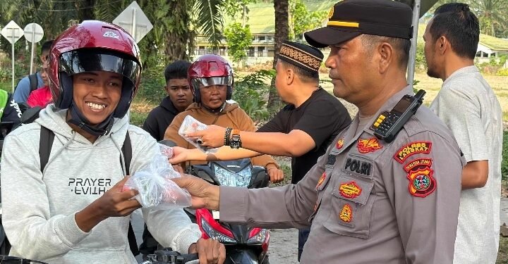 Hari Ke-4 Ramadhan, Polres Langkat Konsisten Berbagi Takjil untuk Masyarakat