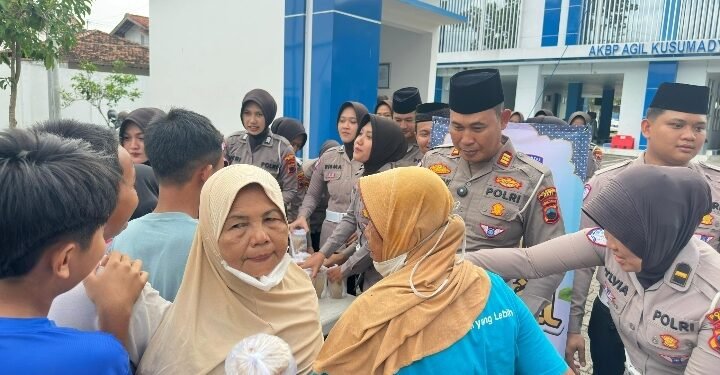 Tebar 500 Takjil, AKP Muhari : Warga Puji Polisi Humanis