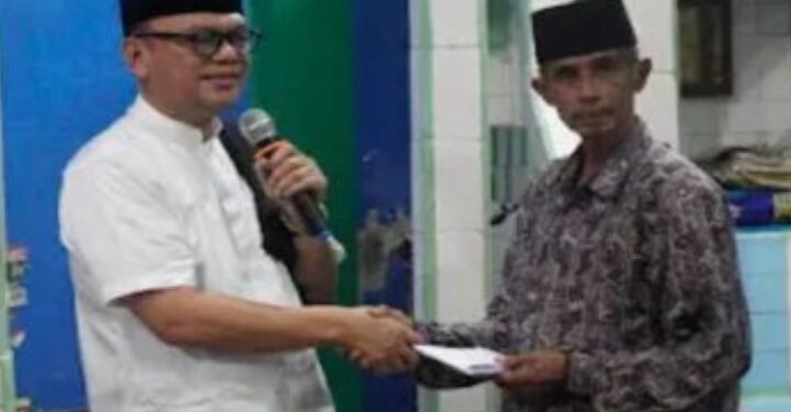 Bupati Joncik Safari Ramada, Salurkan Bantuan Rp10 Juta untuk Masjid Jamik Sapa Panjang