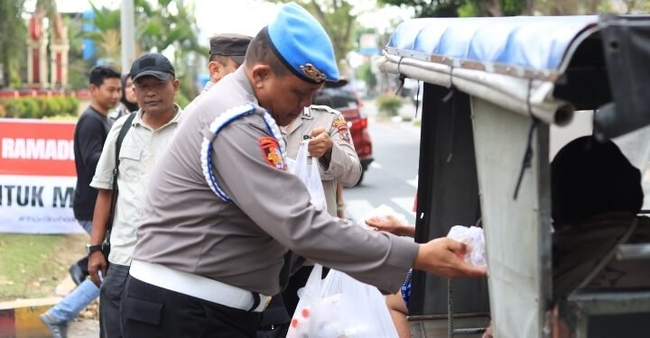 Hari Ke-6 Ramadhan 1447 H, Polres Langkat Berbagi Takjil Untuk Masyarakat