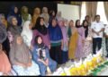 Tim Penggerak PKK Kabupaten Berikan Santunan Kepada Ibu Jompo di Aula Kecamatan Secanggang