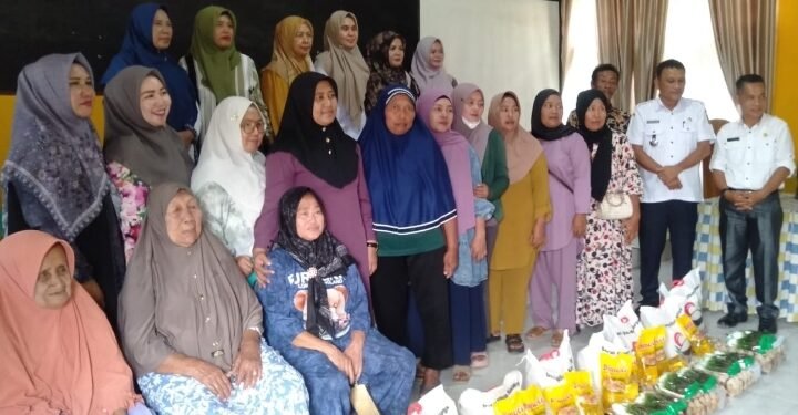 Tim Penggerak PKK Kabupaten Berikan Santunan Kepada Ibu Jompo di Aula Kecamatan Secanggang