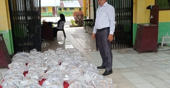 SMPN.2 Marlintung Bagikan Buah Segar Dari MBG Untuk Berbuka Puasa Siswa