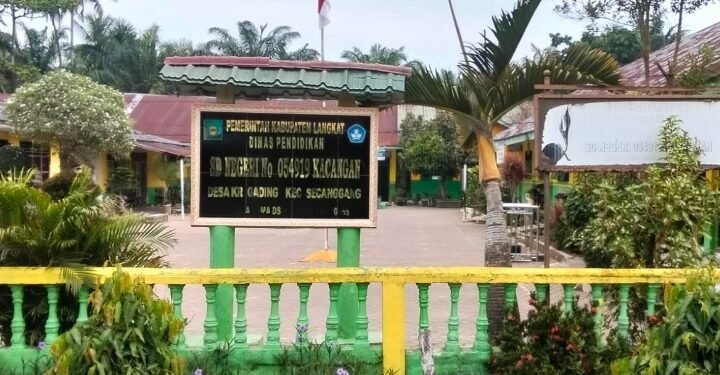 Jaga Lingkungan Sekolah Tetap Bersih, Siswa SDN 054919 Kacangan Gelar Kerja Bakti