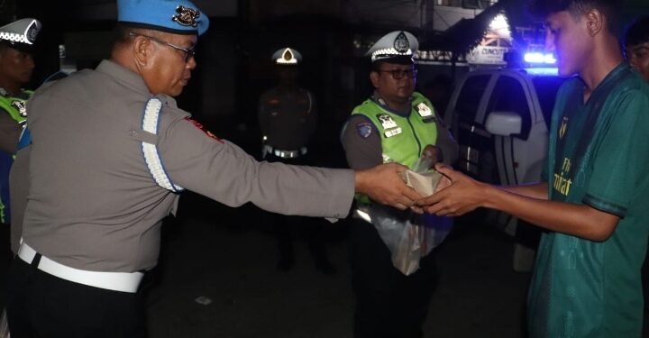 Hari ke-7 Ramadhan, Sahur On The Road Serentak Seluruh Jajaran Polres Langkat Berbagi Nasi Sahur