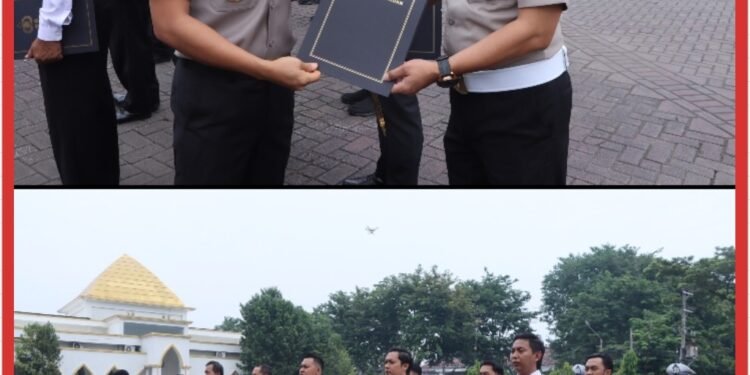 Kapolres Pasuruan Pimpin Apel dan Berikan Penghargaan kepada 38 Personel Berprestasi