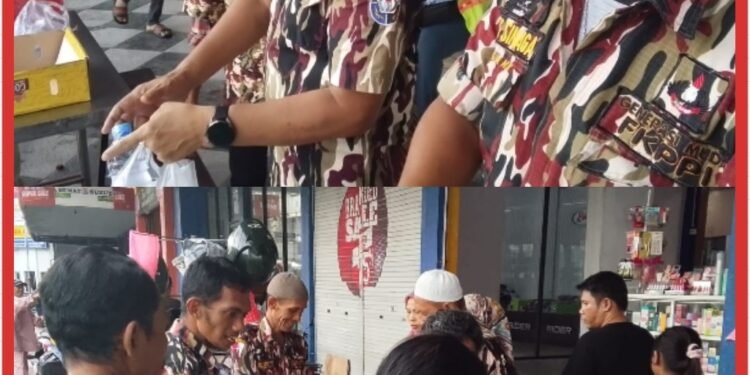 GM FKPPI Rayon dan Sub Rayon Pusat Pasar Bagi Ratusan Takjil Gratis Kepada Warga