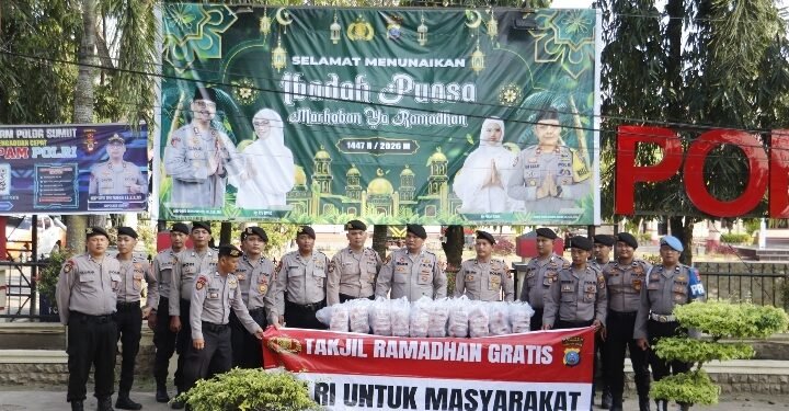 Berbagi Takjil di Bulan Ramadhan, Polres Langkat Ingatkan Pengendara Pakai Helm