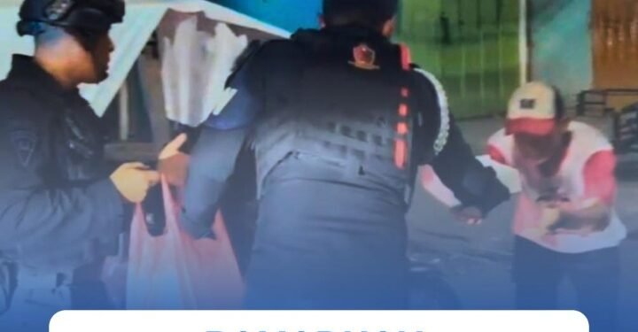 Ramadhan yang Menghangatkan: Brimob Sumut Berbagi Sahur untuk Warga di Bawah Underpass Medan