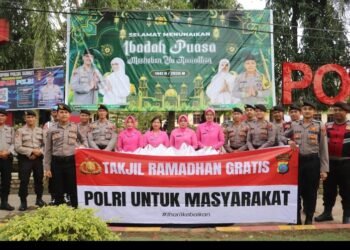 Polres Langkat Tebar Kebaikan Ramadhan, 200 Paket Takjil Dibagikan ke Pengguna Jalan