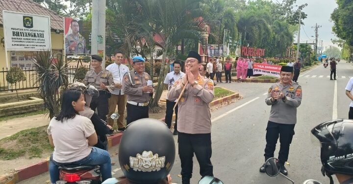 Berbagi di Penghujung Sore, Polres Langkat Gaungkan Kepedulian dan Kamtibmas