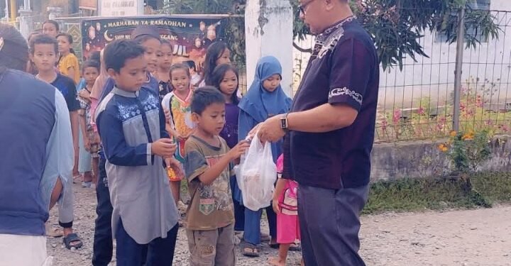 SMP Negeri 2 Secanggang Berbagi Takjil Kepada Pengendara di Bulan Ramadan
