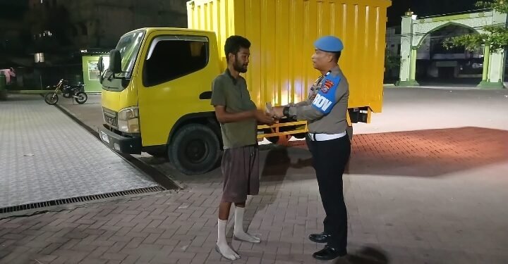 Isi Ramadhan dengan Kepedulian, Polres Langkat Bagikan Nasi Sahur Kepada Masyarakat