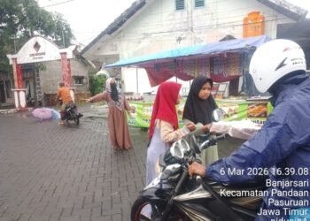 Penuh Semangat Meski di Guyur Hujan, SDN Banjarsari Bagikan 200 Takjil 