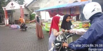 Penuh Semangat Meski di Guyur Hujan, SDN Banjarsari Bagikan 200 Takjil 