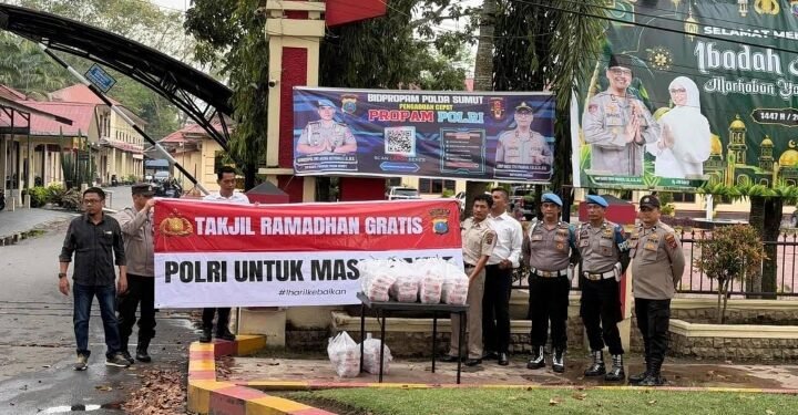 Polres Langkat Berbagi Takjil kepada Masyarakat di Hari ke-20 Ramadhan