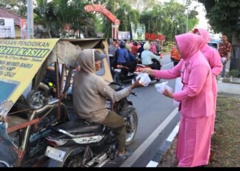 Di Hari ke-21 Ramadhan, Polres Langkat Berbagi 400 Takjil untuk Masyarakat