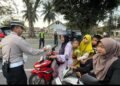 Polres Langkat Berbagi Takjil di Hari ke-22 Ramadhan, Wujud Kepedulian Kepada Masyarakat