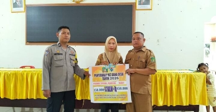 Bhabinkamtibmas Polsek Secanggang, Hadiri Penyerahan BLT-DD Kepada Warga Kurang Mampu di Desa Pantai Gading 