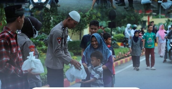 “Aksi Humanis Brimob Sumut: Hangatkan Ramadhan dengan Berbagi Takjil untuk Sesama”