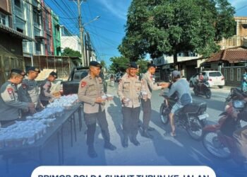 Brimob Polda Sumut Turun ke Jalan, Bagikan Takjil untuk Warga yang Berpuasa