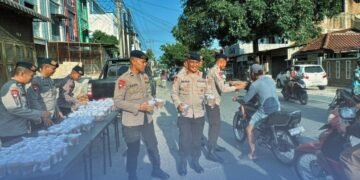 Brimob Polda Sumut Turun ke Jalan, Bagikan Takjil untuk Warga yang Berpuasa