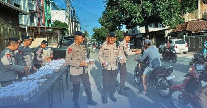Brimob Polda Sumut Turun ke Jalan, Bagikan Takjil untuk Warga yang Berpuasa