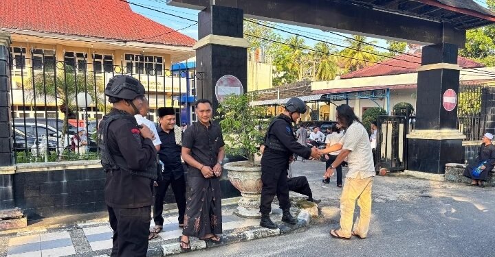 Brimob Sumut Hadirkan Rasa Aman, Pengamanan Sholat Idul Fitri di Gunungsitoli Berjalan Kondusif