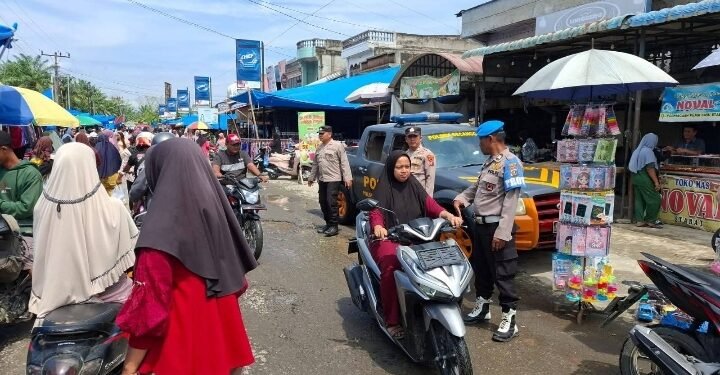 Personel Polsek Laksanakan Patroli dan Monitoring di Pekan Selasa, Kelurahan Hinai Kiri Kecamatan Secanggang Ciptakan Kamtibmas Kondusif 