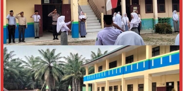 Kapolsek Secanggang Pembina Upacara Dalam Program Police Go To School di MTS Tarbiyah Islamiah, Kelurahan Hinai Kiri Kecamatan Secanggang