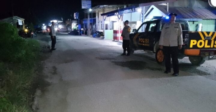 Personel Polsek Secanggang Laksanakan Patroli Blue Light di Tempat Keramaian