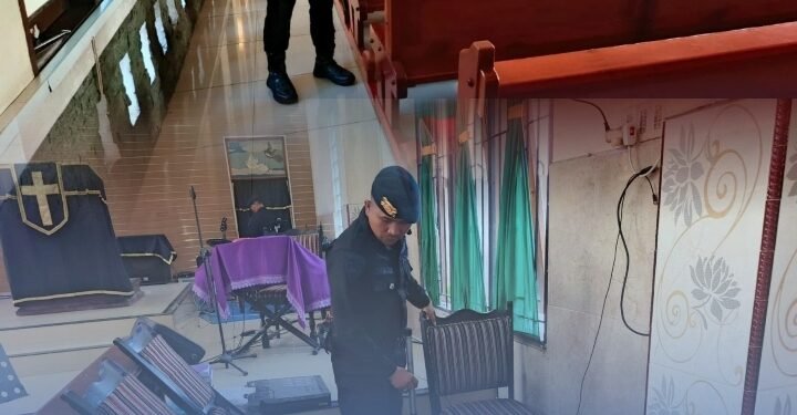 Hadir Beri Rasa Tenang, Tim Gegana Sterilisasi Gereja di Lubuk Pakam