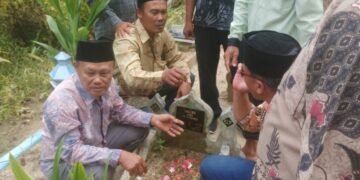 Perangkat Desa teluk Kecamatan Secanggang Gelar Peringatan Hari Jadi Sekaligus Ziarah ke Makam Tokoh Desa