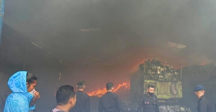 Respons Cepat Tanpa Tunda, Brimob Polda Sumut Berhasil Kendalikan Kebakaran di Medan Timur