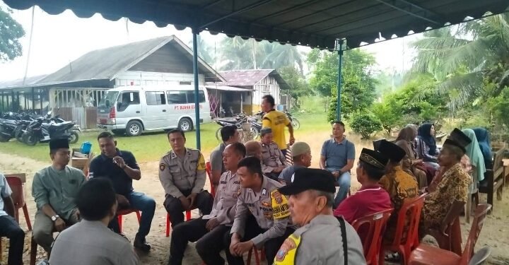 Bhabinkamtibmas Polsek Secanggang Melaksanakan Takziah di Rumah Duka, Warga Desa Cinta Raja 