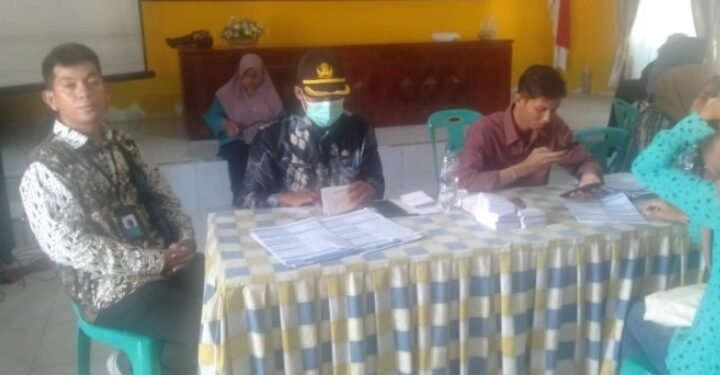 Petugas Program PKH Kecamatan Secanggang Serahan Buku Rekening Kepada Masyarakat Penerima Manfaat 