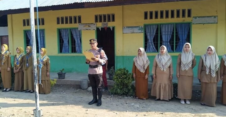 Kapolsek Secanggang Jadi Pembina Upacara Bendera di Sekolah Yayasan Pendidikan Budaya Langkat Kecamatan Secanggang 