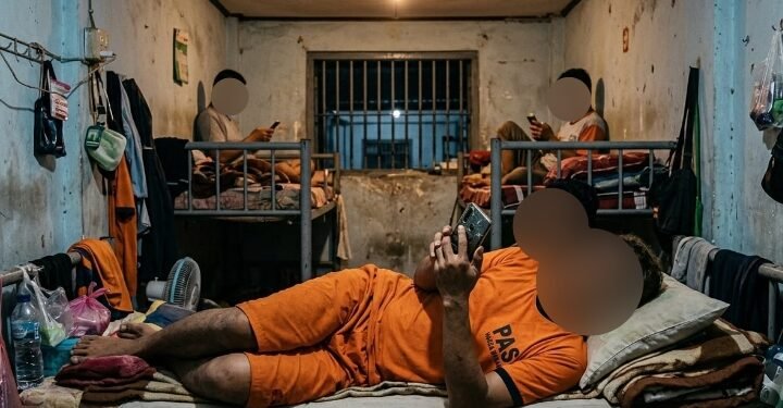 Lapas Narkotika Kelas llA Pangkalpinang Jadi Sorotan Publik!!, Narapidana Bebas Main Ponsel Dikamar Hunian