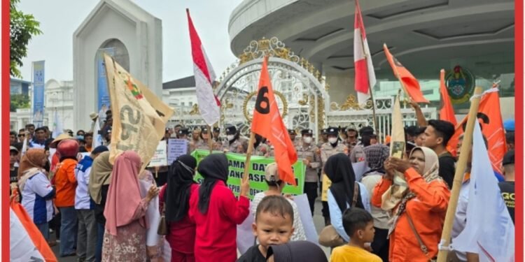 Pengamanan Berlangsung Humanis, Massa Partai Buruh Beri Bunga Ke Petugas