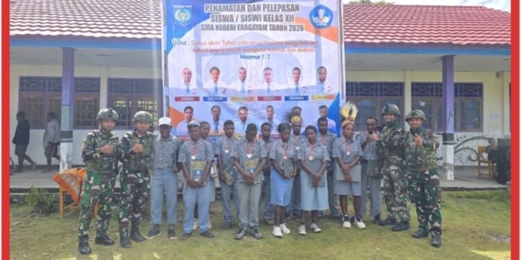 Membina Generasi Muda Papua, Satgas Yonif 521/DY Hadir dalam Acara Kelulusan dan Pelepasan Siswa Kelas XII SMAN di Distrik Eragayam