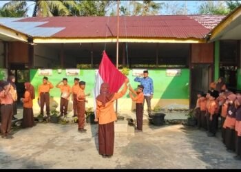 Upacara Hari Pendidikan Nasional Berlangsung Khidmat di Sekolah Madrasah Ibtidaiyah Swasta (MIS) Kebun Kelapa