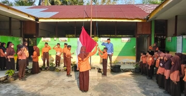 Upacara Hari Pendidikan Nasional Berlangsung Khidmat di Sekolah Madrasah Ibtidaiyah Swasta (MIS) Kebun Kelapa