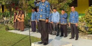 Upacara Bendera Hari Pendidikan Nasional di SMP Negeri 2 Secanggang Berlangsung Tertib.