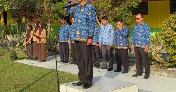Upacara Bendera Hari Pendidikan Nasional di SMP Negeri 2 Secanggang Berlangsung Tertib.