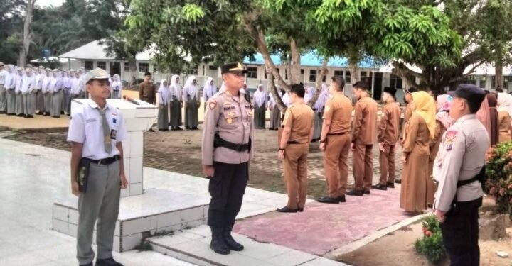 Kapolsek Jadi Pembina Upacara di SMU Negeri 1 Secanggang 