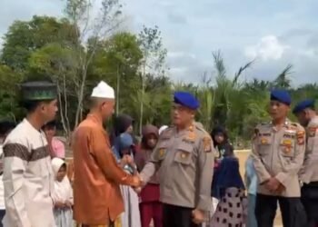 Polri Hadir Bantu Warga Pesisir, Polairud Polres Langkat Timbun Halaman Masjid dan Santuni Anak Yatim