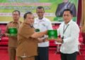Wakil Rektor 2 Edi Susanto, SE, MM.Ak Menyerahkan Plakat Kepada Ketua PWI Dumai Bambang Prayetno, S.H