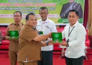 Wakil Rektor 2 Edi Susanto, SE, MM.Ak Menyerahkan Plakat Kepada Ketua PWI Dumai Bambang Prayetno, S.H