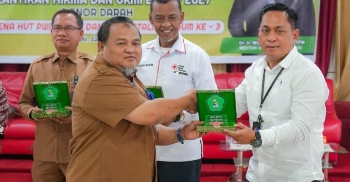 Wakil Rektor 2 Edi Susanto, SE, MM.Ak Menyerahkan Plakat Kepada Ketua PWI Dumai Bambang Prayetno, S.H