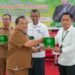 Wakil Rektor 2 Edi Susanto, SE, MM.Ak Menyerahkan Plakat Kepada Ketua PWI Dumai Bambang Prayetno, S.H